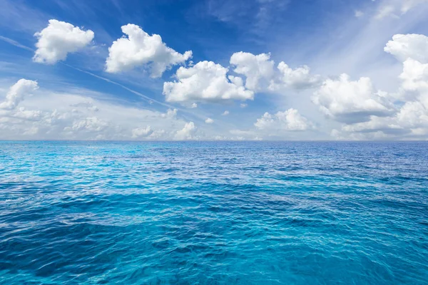 Krásný Pulzující Modrý Oceán Zataženo Modré Obloze — Stock fotografie