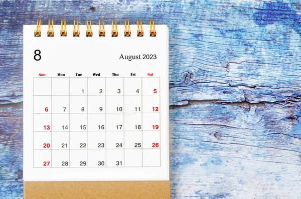 2023年8月旧蓝色木制背景的2023年月度桌上日历 — 图库照片