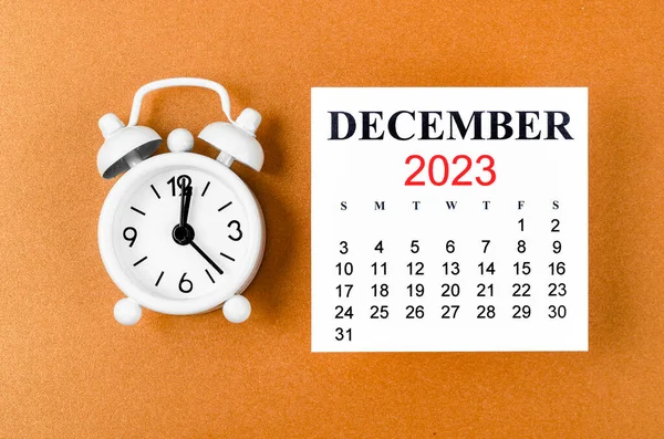 Grudzień 2023 Miesięczny Kalendarz Dla Organizatora 2023 Rok Budzikiem Pomarańczowym — Zdjęcie stockowe