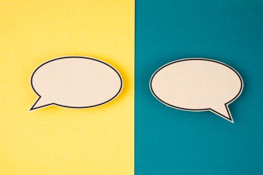 Kahverengi konuşma balonu onu onu kopyalama alanı ile yeşil ve sarı arkaplan üzerine not.