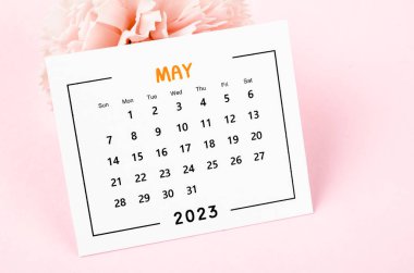Mayıs 2023 Aylık masa takvimi Pembe arka planda kurumuş çiçek.