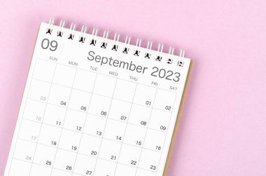 Eylül 2023 Pembe zemin üzerinde izole edilmiş planlama ve hatırlatma için takvim masası.