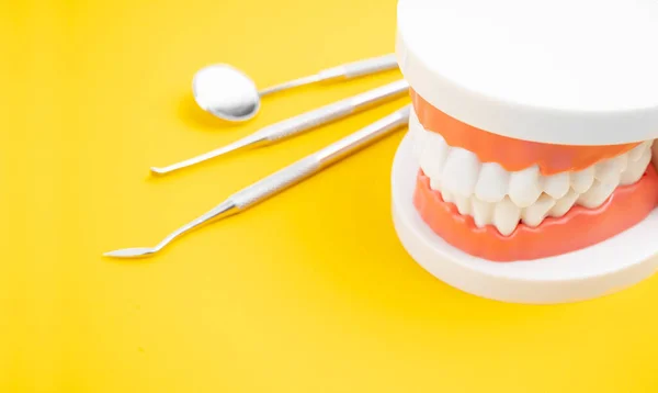Modelo Prótesis Instrumento Dental Sobre Fondo Amarillo — Foto de Stock