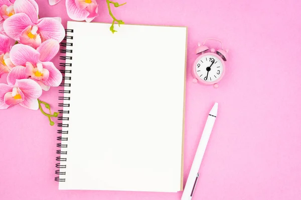Cuaderno Abierto Blanco Reloj Con Orquídea Color Rosa Para Texto —  Fotos de Stock