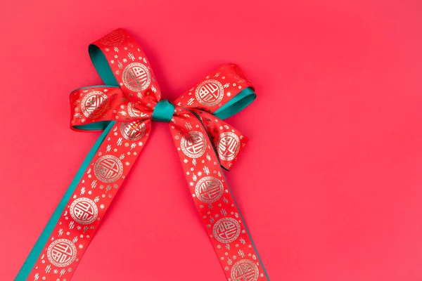 双弓缎带中国红丝带 新年版面设计 — 图库照片
