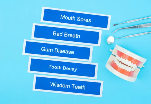 Modello Protesi Dentarie Con Malattia Dentale Sfondo Blu — Foto Stock