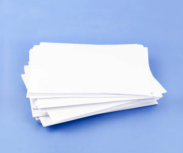 Mavi Arkaplanda Boş Kağıt Sayfaları Yığını — Stok fotoğraf