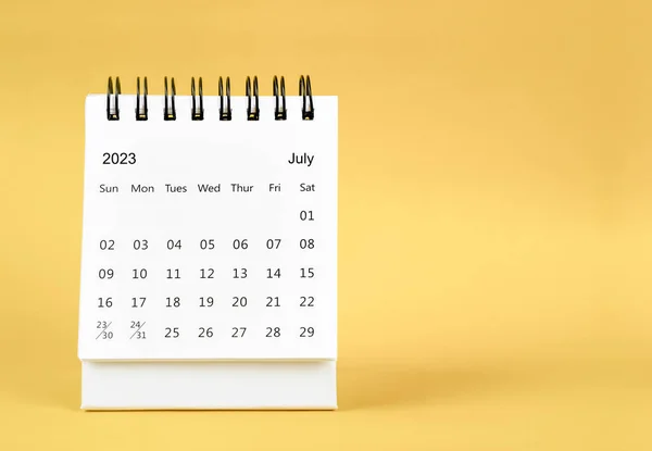 2023年7月黄色の背景にデスクカレンダー — ストック写真