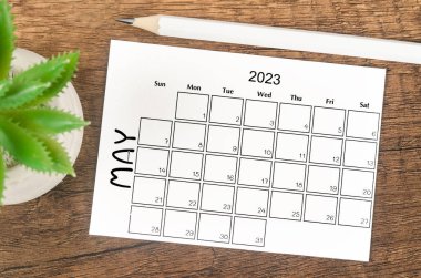 2023 Mayıs takvimi ahşap arka planda kalem ile 2023 yılı.