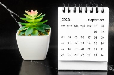 Eylül 2023 Siyah mermer arka planda 2023 yılı için aylık masa takvimi.