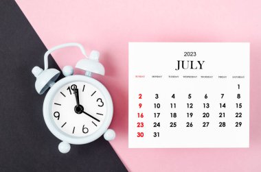 Pembe arka planda alarmlı takvim yılıyla Temmuz 2023.