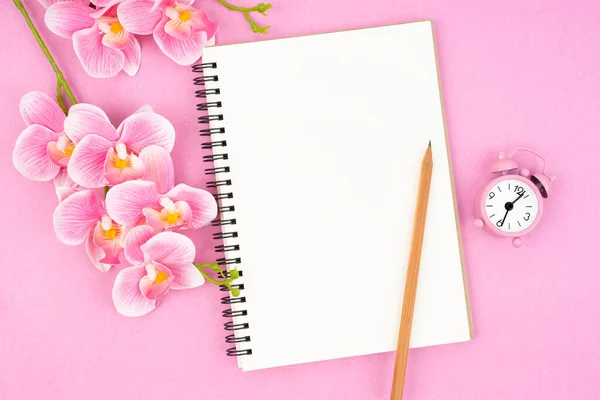 Kosongkan Notebook Dan Jam Dengan Warna Merah Muda Anggrek Untuk — Stok Foto
