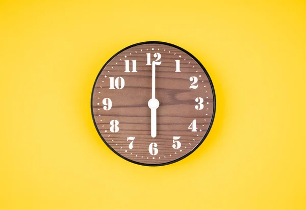 レトロな木製時計で6時位置にイエローカラーの背景 — ストック写真