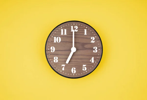 Ρετρό Ξύλινο Ρολόι Στο Ρολόι Κίτρινο Χρώμα Φόντο — Φωτογραφία Αρχείου