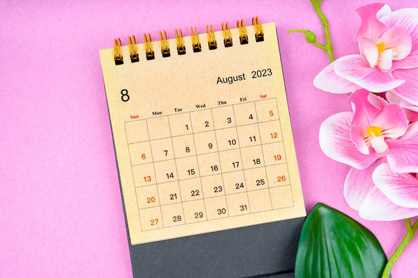August 2023 Kalenderschreibtisch Und Rosa Orchidee Auf Rosa Hintergrund — Stockfoto