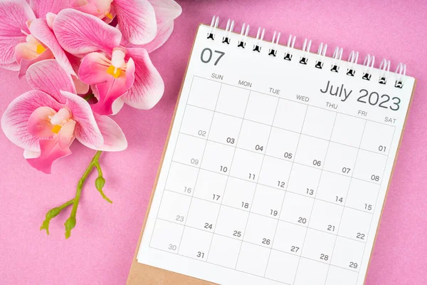 Červenec 2023 Kalendář Stůl Růžová Orchidej Růžovém Pozadí — Stock fotografie