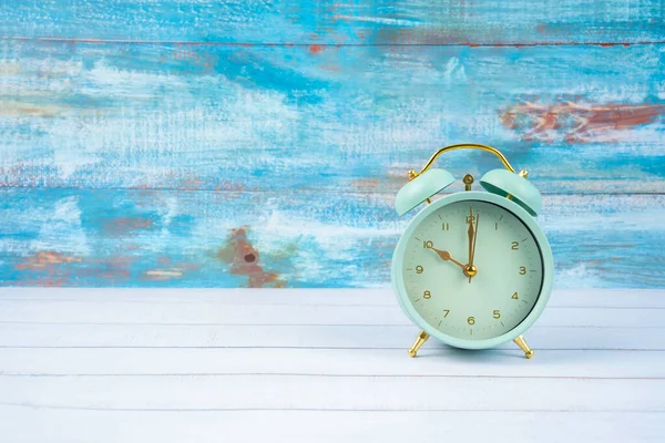 Relógio Alarme Vintage Verde Uma Prateleira Branca Fundo Madeira Azul — Fotografia de Stock