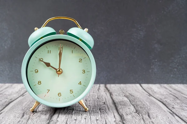 Relógio Alarme Retro Vintage Dez Horas Madeira Mesa Com Fundo — Fotografia de Stock