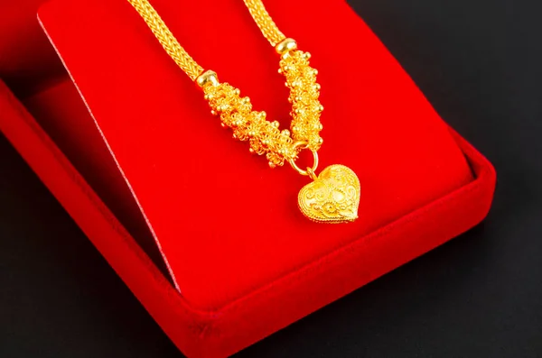 Altın Kolye Kalp Şeklinde Kolye Kırmızı Kadife Kutuda Altın Yüzük — Stok fotoğraf