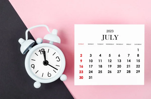Ιούλιος 2023 Μηνιαίο Ημερολογιακό Έτος Ξυπνητήρι Ροζ Φόντο Χρώμα — Φωτογραφία Αρχείου