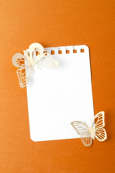 Prázdná Upomínka Řezba Papírového Motýla Žlutém Pozadí Prostor Pro Text — Stock fotografie
