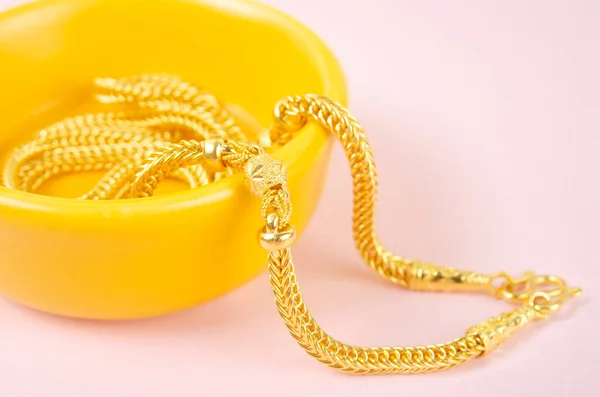 Collar Oro Sobre Fondo Rosa — Foto de Stock