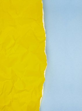 Mavi arkaplan üzerinde dikey sarı kağıt.