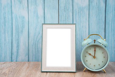 Mavi zemin üzerinde boş resim çerçevesi ve alarm saati kopyalama alanı ve içerisi için kırpma yolu.