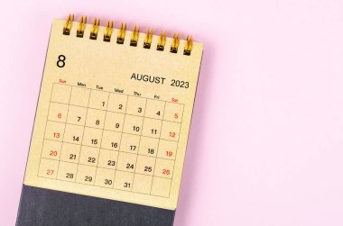 2023 Ağustos ayının masa takvimi güzel arka plandaki el işi kağıdından yapılmış..