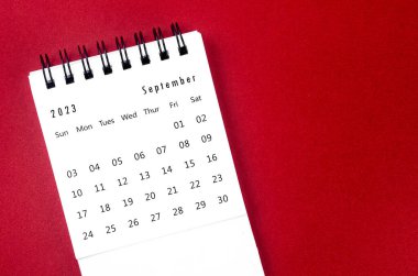Eylül 2023 Aylık masa takvimi kırmızı zemin üzerinde 2023 yılı.