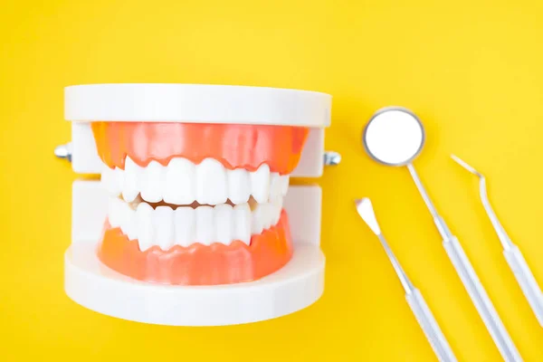Modelo Próteses Dentárias Instrumento Dental Fundo Amarelo — Fotografia de Stock