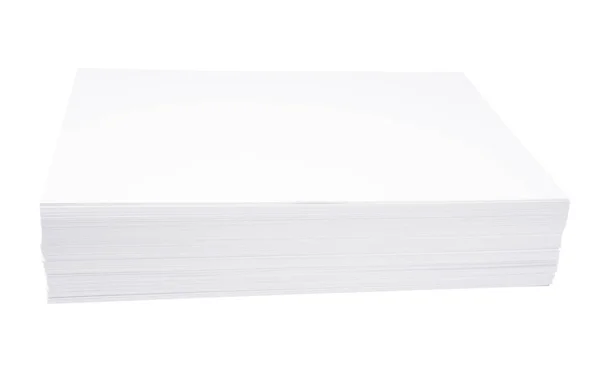 白色の背景に分離されたA4サイズの白紙のスタック クリップを保存します カタログやパンフレット — ストック写真