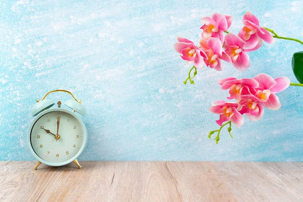 Reloj Despertador Vintage Piso Madera Orquídea Color Rosa Decorar Espacio —  Fotos de Stock