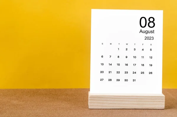2023年8月黄色の表の2023年のカレンダー — ストック写真