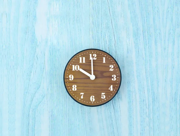 Reloj Madera Colocado Medio Pared Madera Azul — Foto de Stock