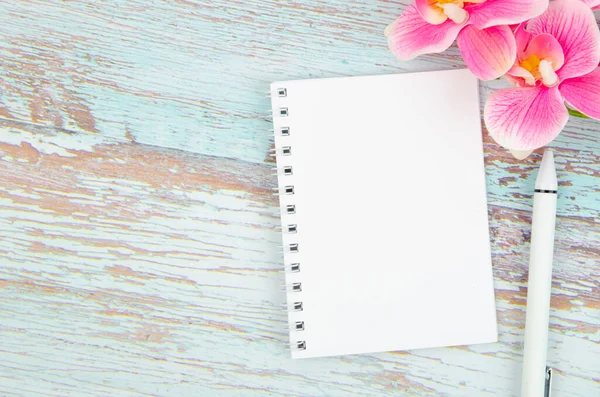 Cuaderno Vacío Con Páginas Blancas Flores Orquídea Rosa Brillante Sobre —  Fotos de Stock