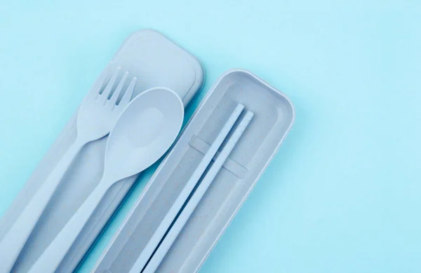 Kit Cucharas Tenedores Palillos Plástico Sobre Fondo Azul — Foto de Stock