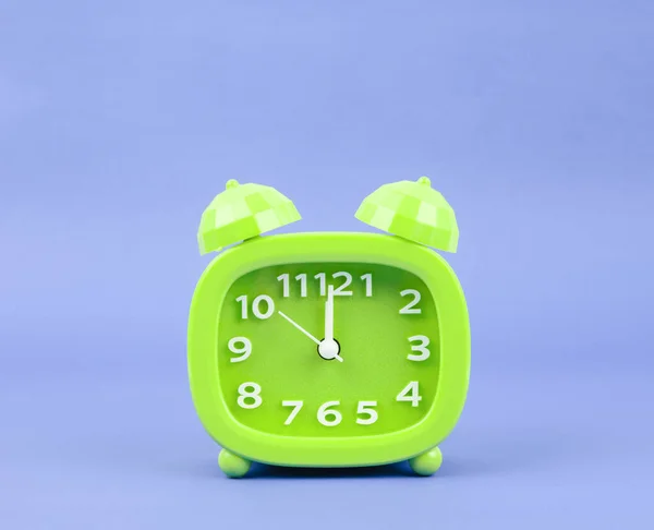 Зелений Кольоровий Будильник Фіолетовому Фоні — стокове фото