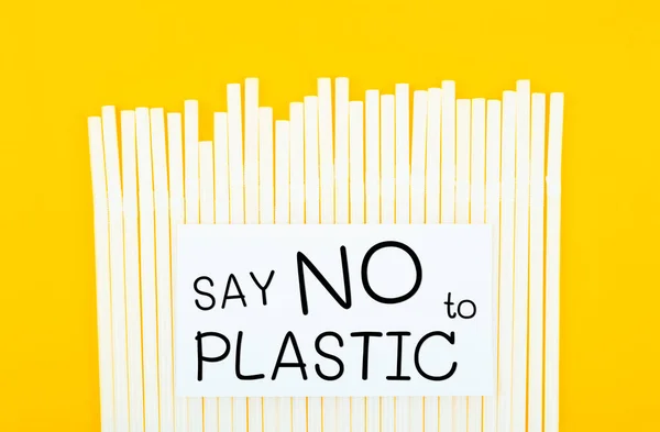 黄色の背景にストローでプラスチックにノーと言う ごみ環境汚染の概念 — ストック写真