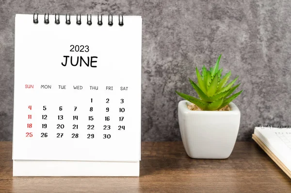 2023 Haziran ayının masa takvimi ahşap masa günlüğüyle birlikte..