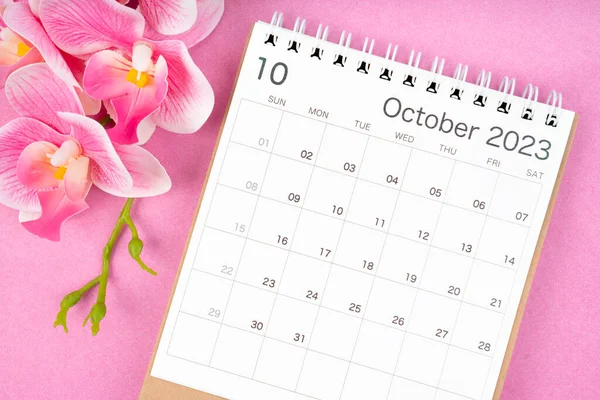Outubro 2023 Mesa Calendário Orquídea Rosa Sobre Fundo Cor Rosa — Fotografia de Stock