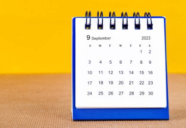 2023 Eylül ayının masa takvimi sarı arka planda..