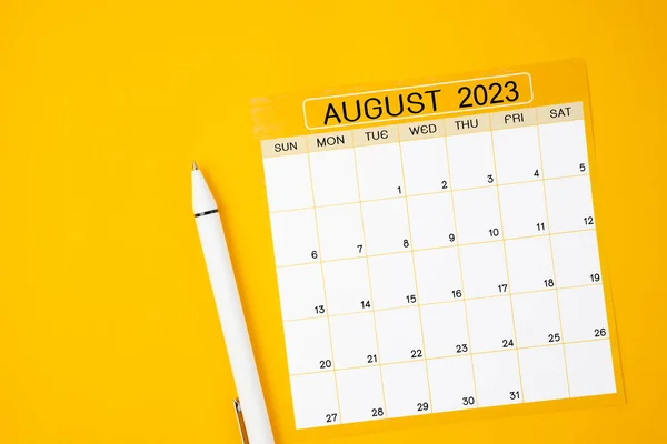 2023年8月2023年月历 底色为黄色 — 图库照片