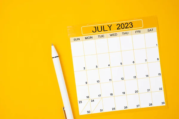 Juli 2023 Månadskalender För 2023 Med Penna Gul Bakgrund — Stockfoto