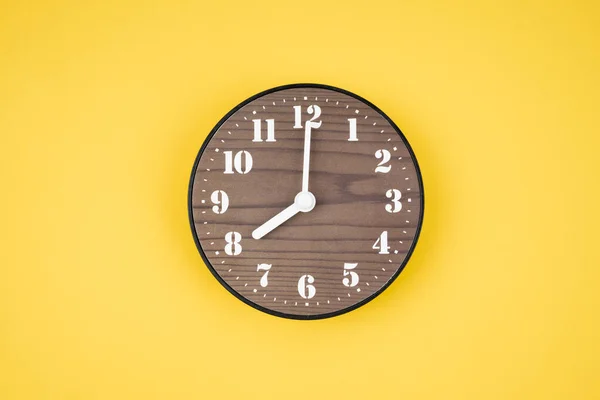 Relógio Madeira Retro Horas Sobre Fundo Cor Amarela — Fotografia de Stock