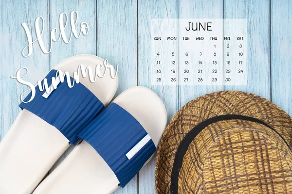 Hello Léto Červen 2023 Kalendář Modrý Gumový Střevíček Hnědým Slamákem — Stock fotografie