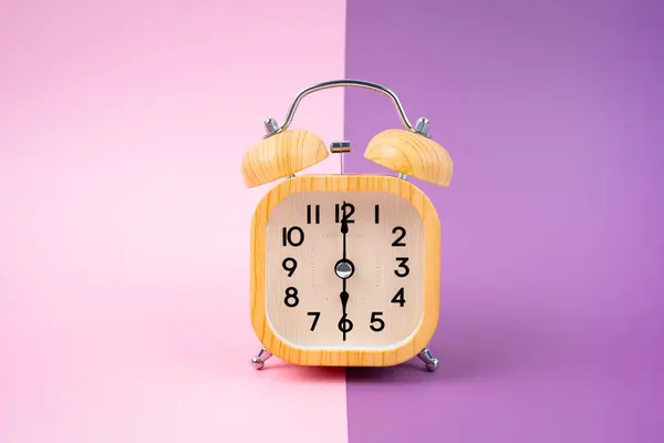Relógio Alarme Vintage Madeira Fundo Chão Cor Rosa Roxo — Fotografia de Stock
