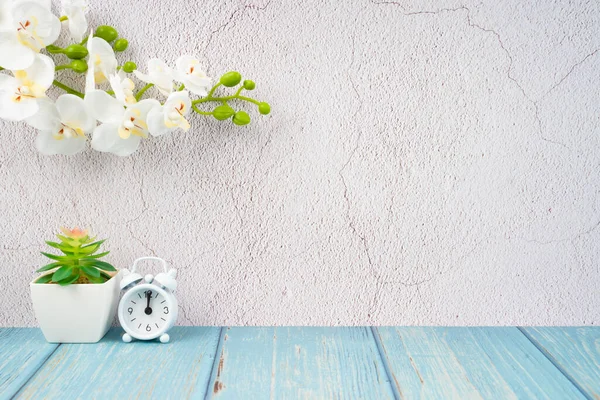 Réveil Sur Plancher Bois Mur Ciment Avec Orchidée Couleur Blanche — Photo