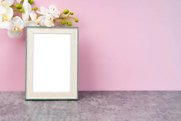 Prázdný Obrázek Rám Bílou Orchidejí Květiny Růžovém Pozadí Kopírovacím Prostorem — Stock fotografie