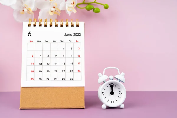 Června 2023 Kalendář Stůl Barva Alarmu Bílou Orchidejí Růžovém Pozadí — Stock fotografie